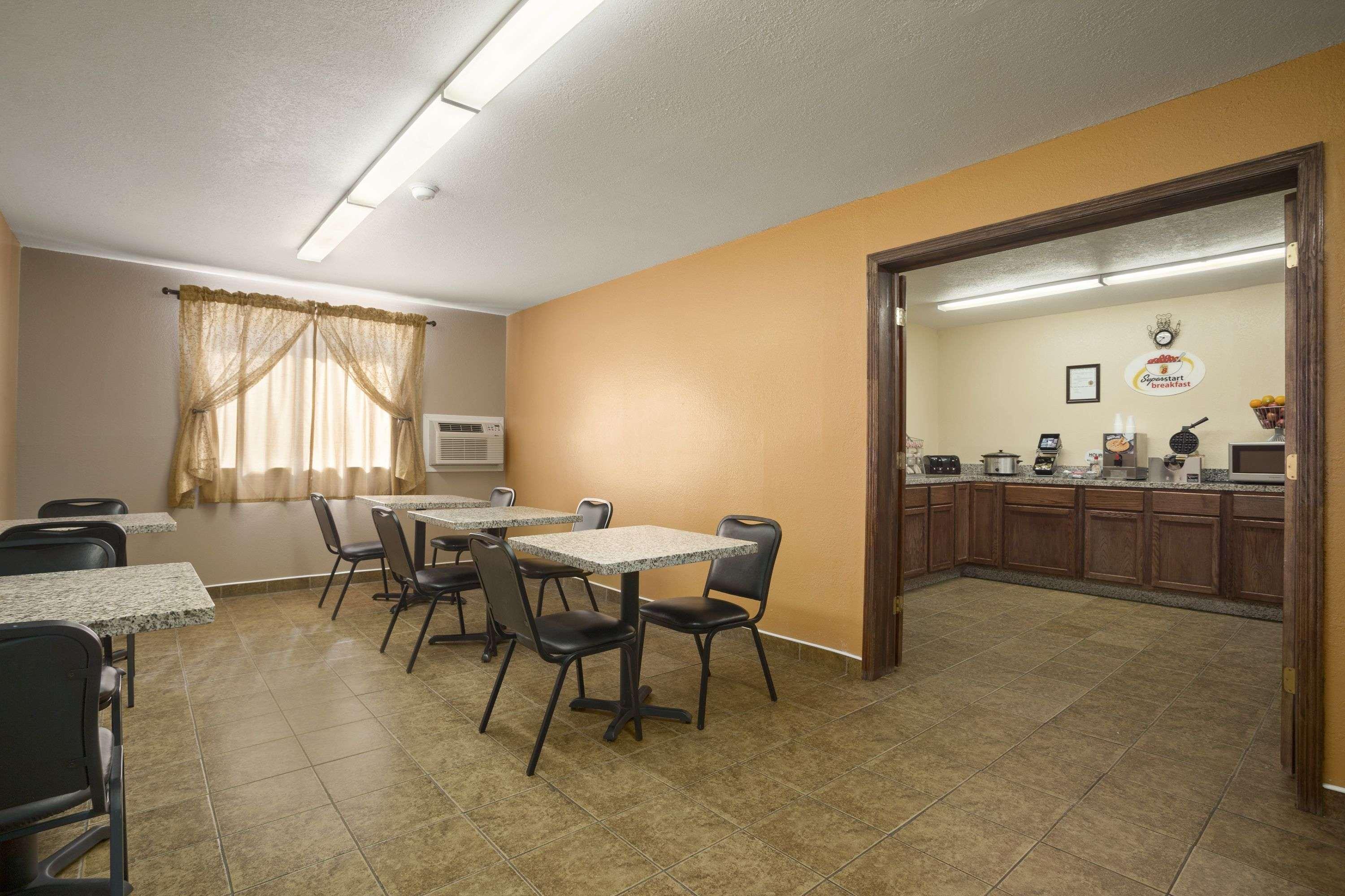Hotel Super 8 By Wyndham Cedar Rapids Extérieur photo