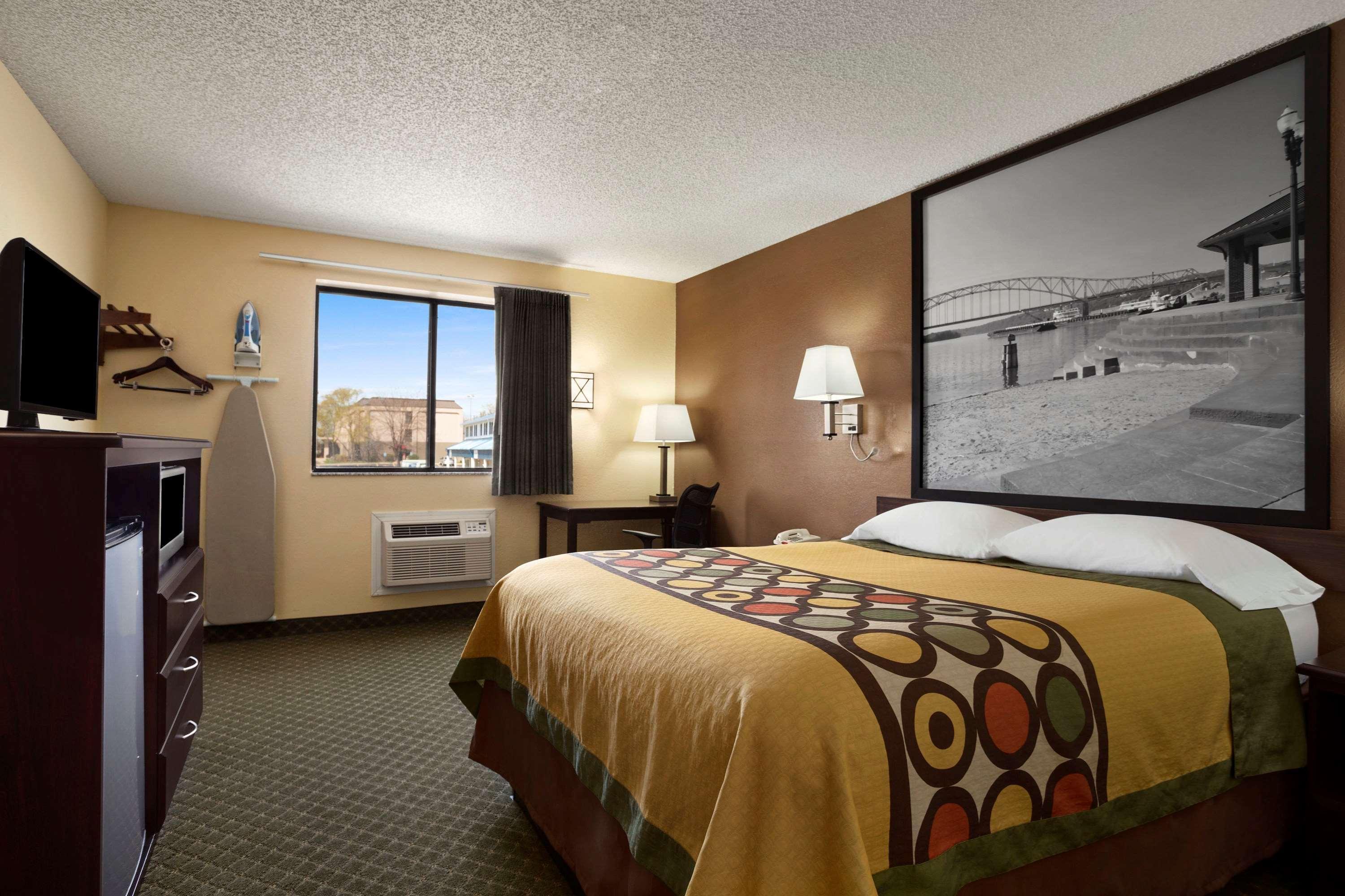 Hotel Super 8 By Wyndham Cedar Rapids Extérieur photo