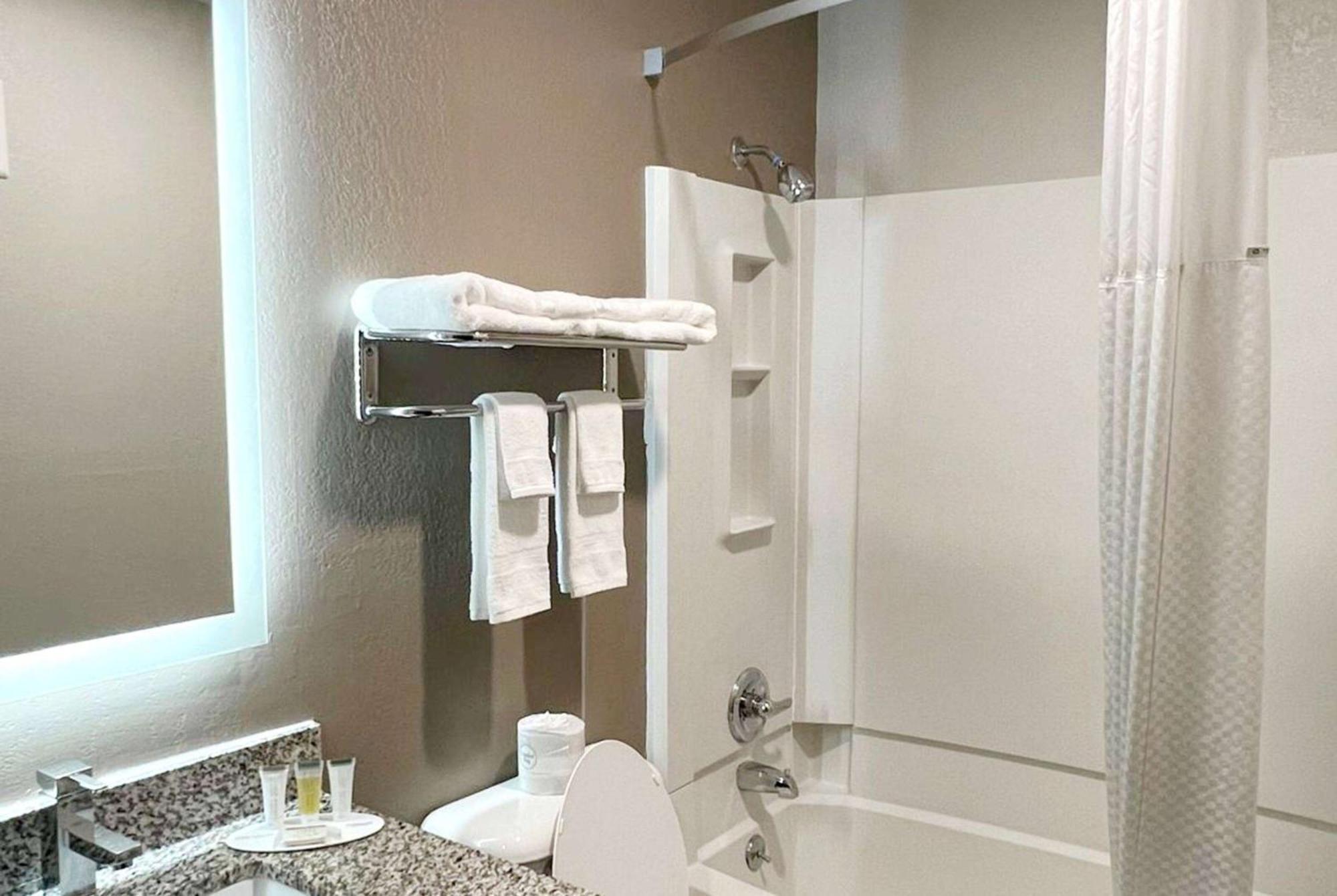 Hotel Super 8 By Wyndham Cedar Rapids Extérieur photo