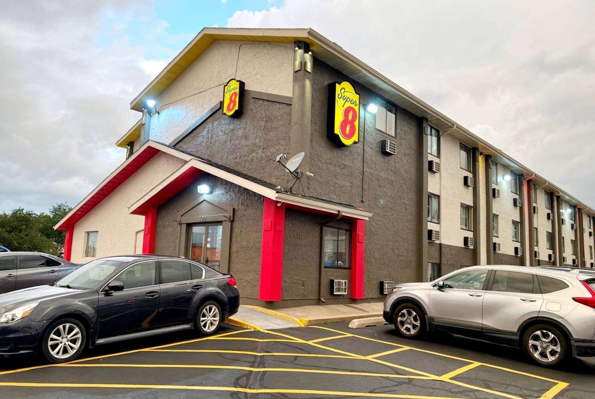 Hotel Super 8 By Wyndham Cedar Rapids Extérieur photo