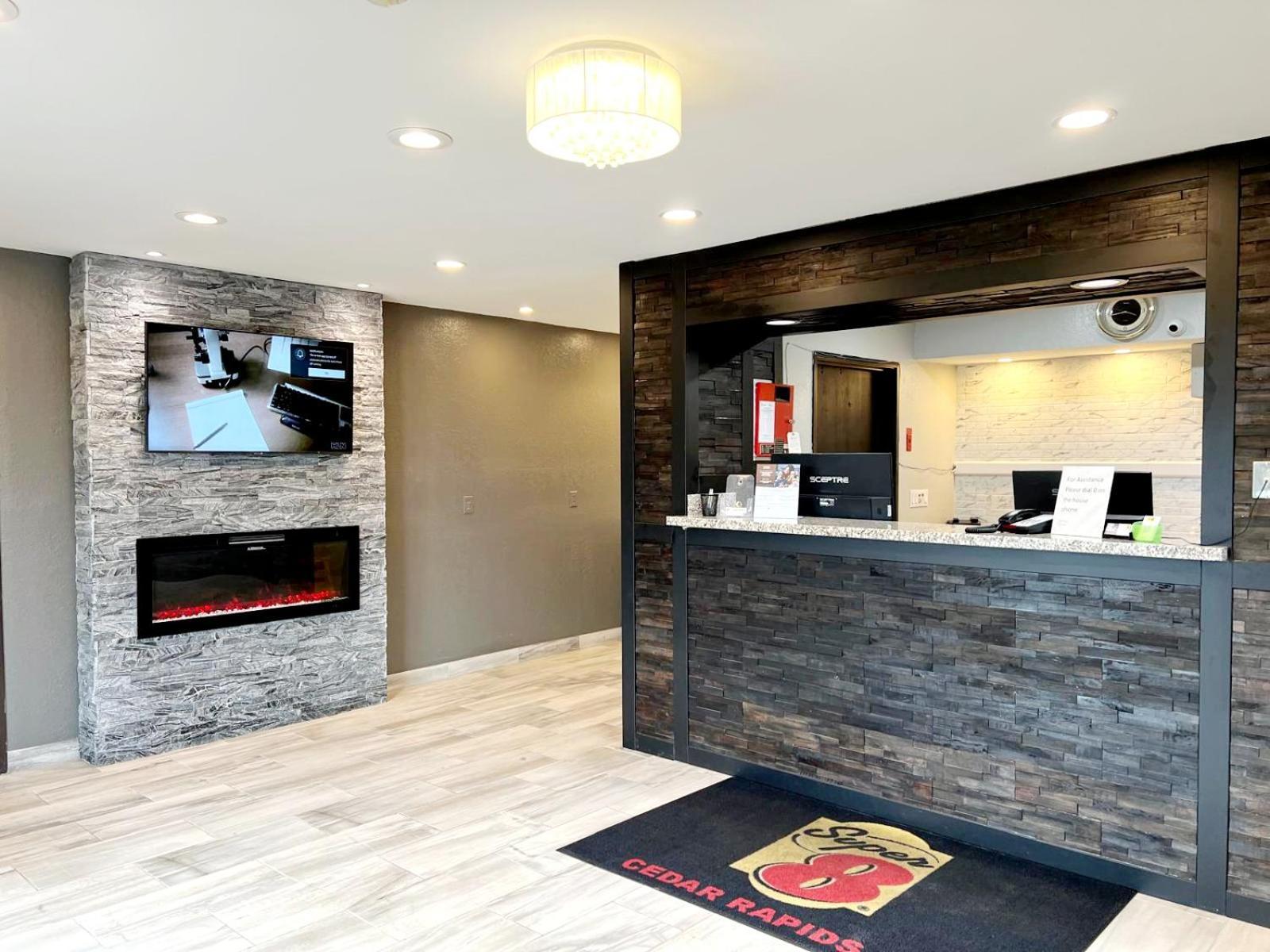 Hotel Super 8 By Wyndham Cedar Rapids Extérieur photo