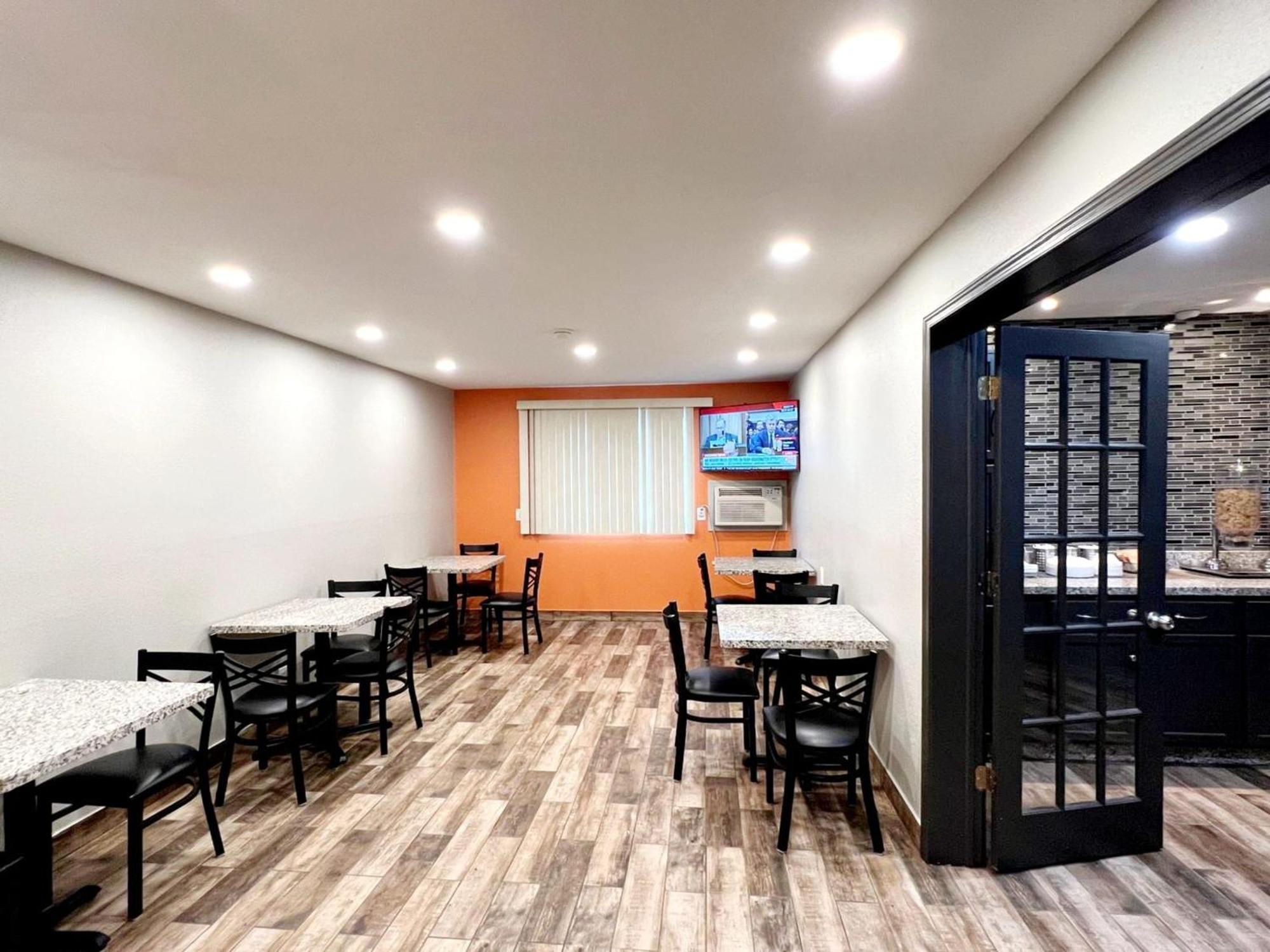 Hotel Super 8 By Wyndham Cedar Rapids Extérieur photo