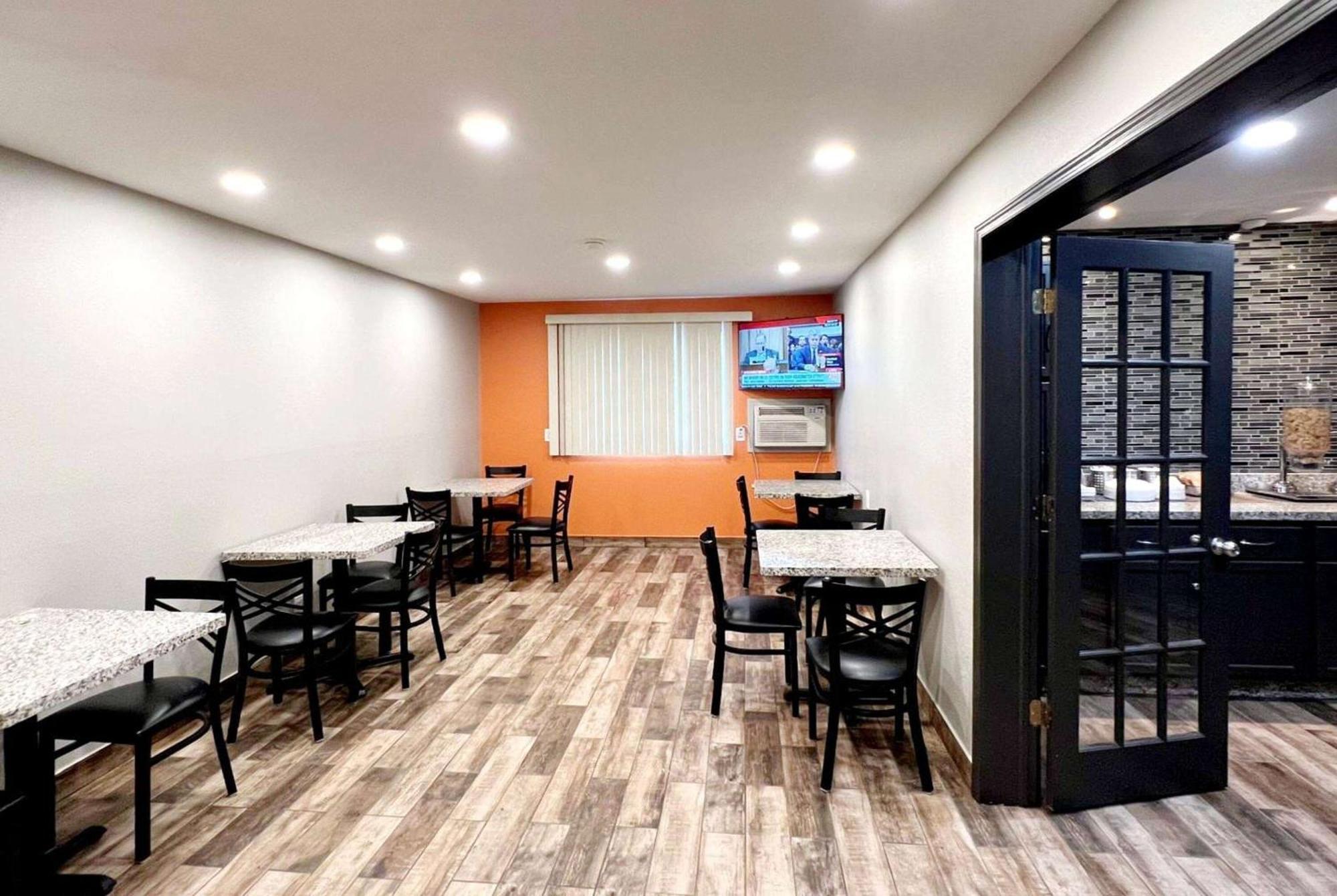 Hotel Super 8 By Wyndham Cedar Rapids Extérieur photo